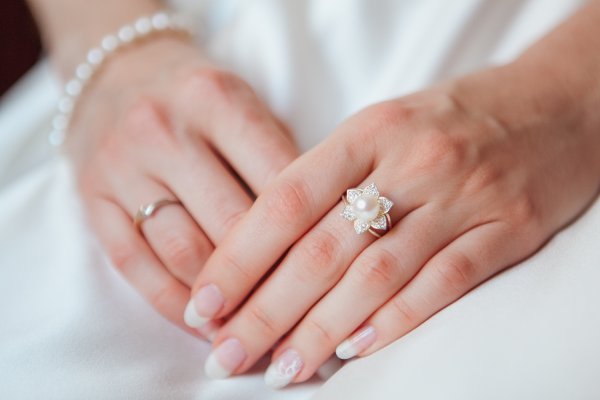 jak dopasować biżuterię do sukni ślubnej